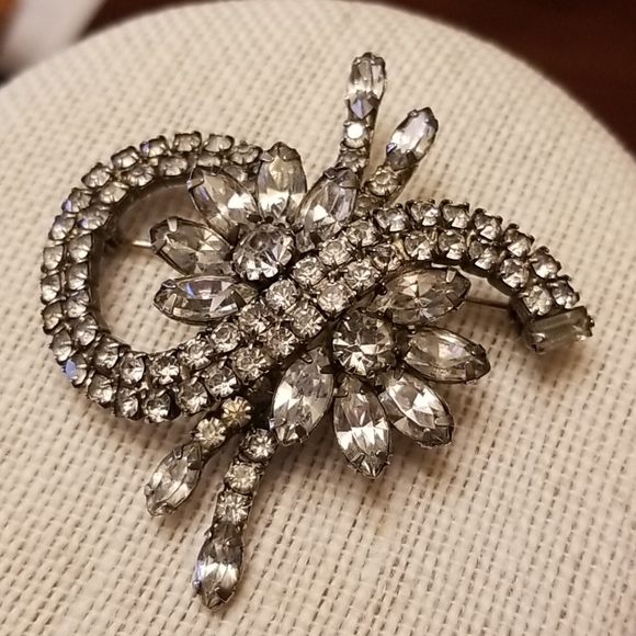 Vintage Jewelry - Vintage Floral Brooch